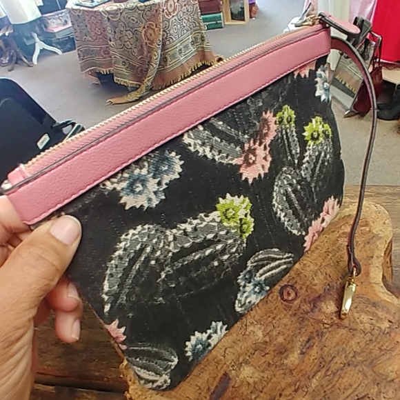 JESSICA SIMPSON WRISTLET - Picture 2 of 5